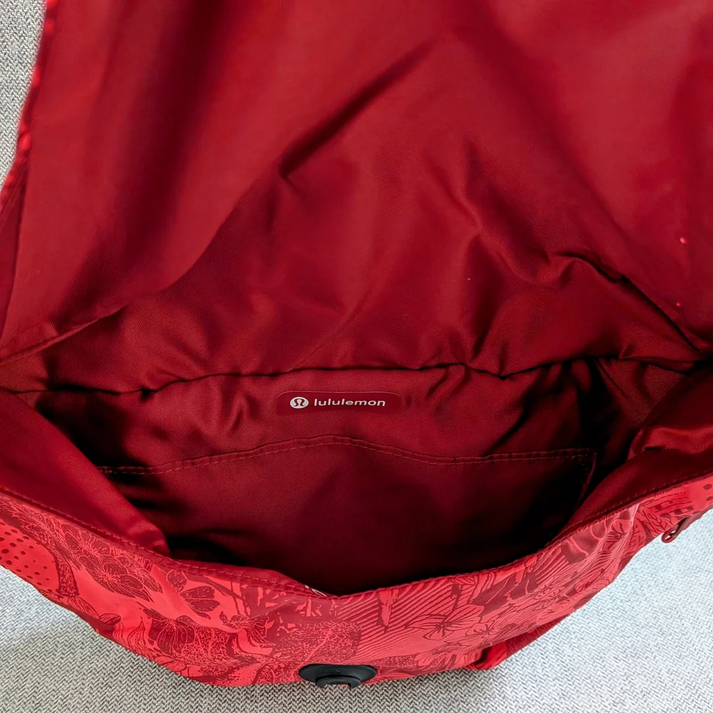 Lululemon x Team Canada Curved Crossbody Bag NWT - Picture 3 of 6